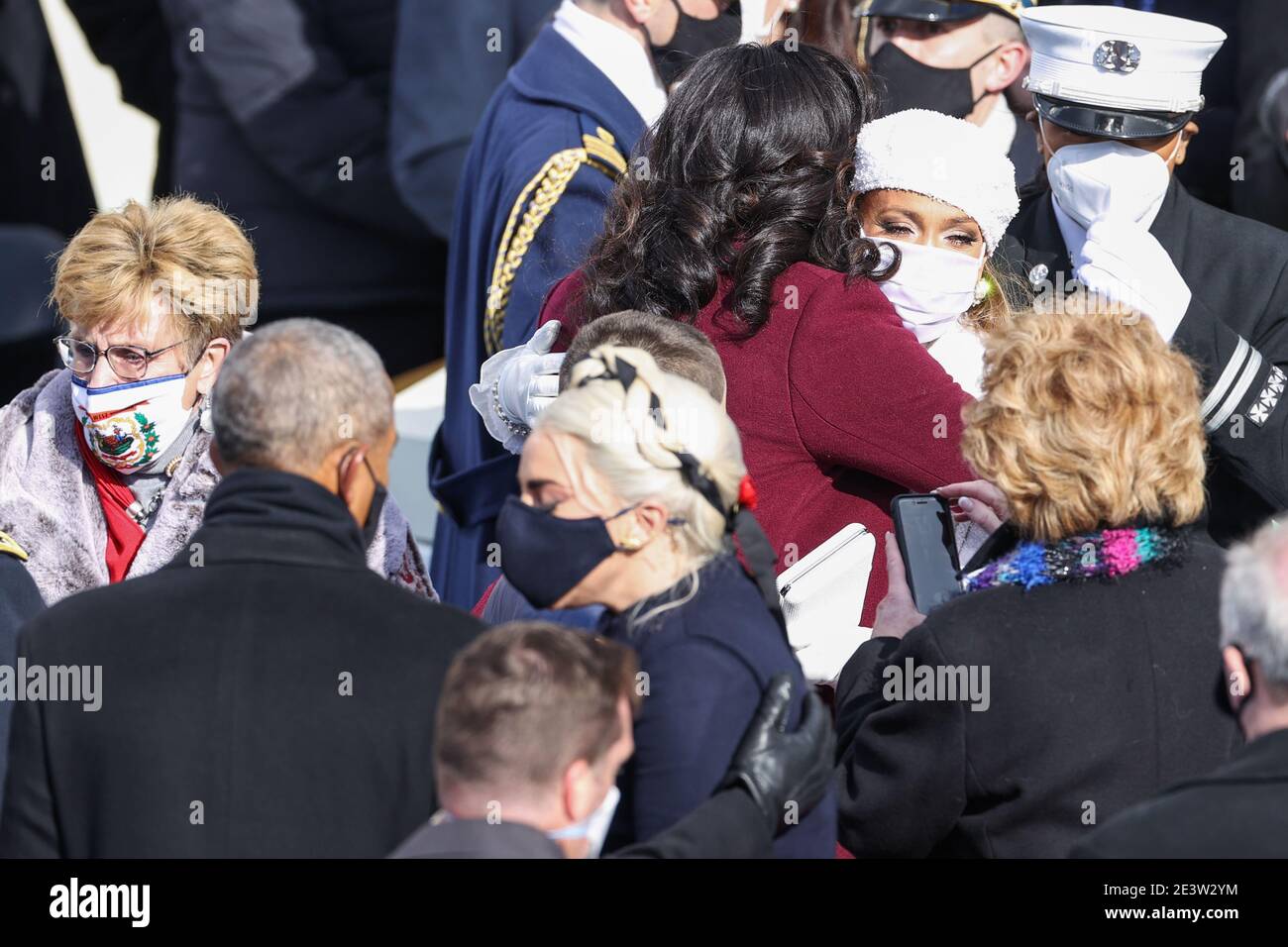 Washington, Stati Uniti. 20 gennaio 2021. La First Lady Michelle Obama abbracca Jennifer Lopez durante la cerimonia del giorno dell'inaugurazione del presidente eletto Joe Biden e del vicepresidente eletto Kamala Harris tenutasi presso il Campidoglio degli Stati Uniti a Washington, DC il 20 gennaio 2021. Il presidente eletto Joe Biden diventa il 46° presidente degli Stati Uniti a mezzogiorno del giorno dell'inaugurazione. (Foto di Oliver Contreras/Sipa USA) Credit: Sipa USA/Alamy Live News Foto Stock