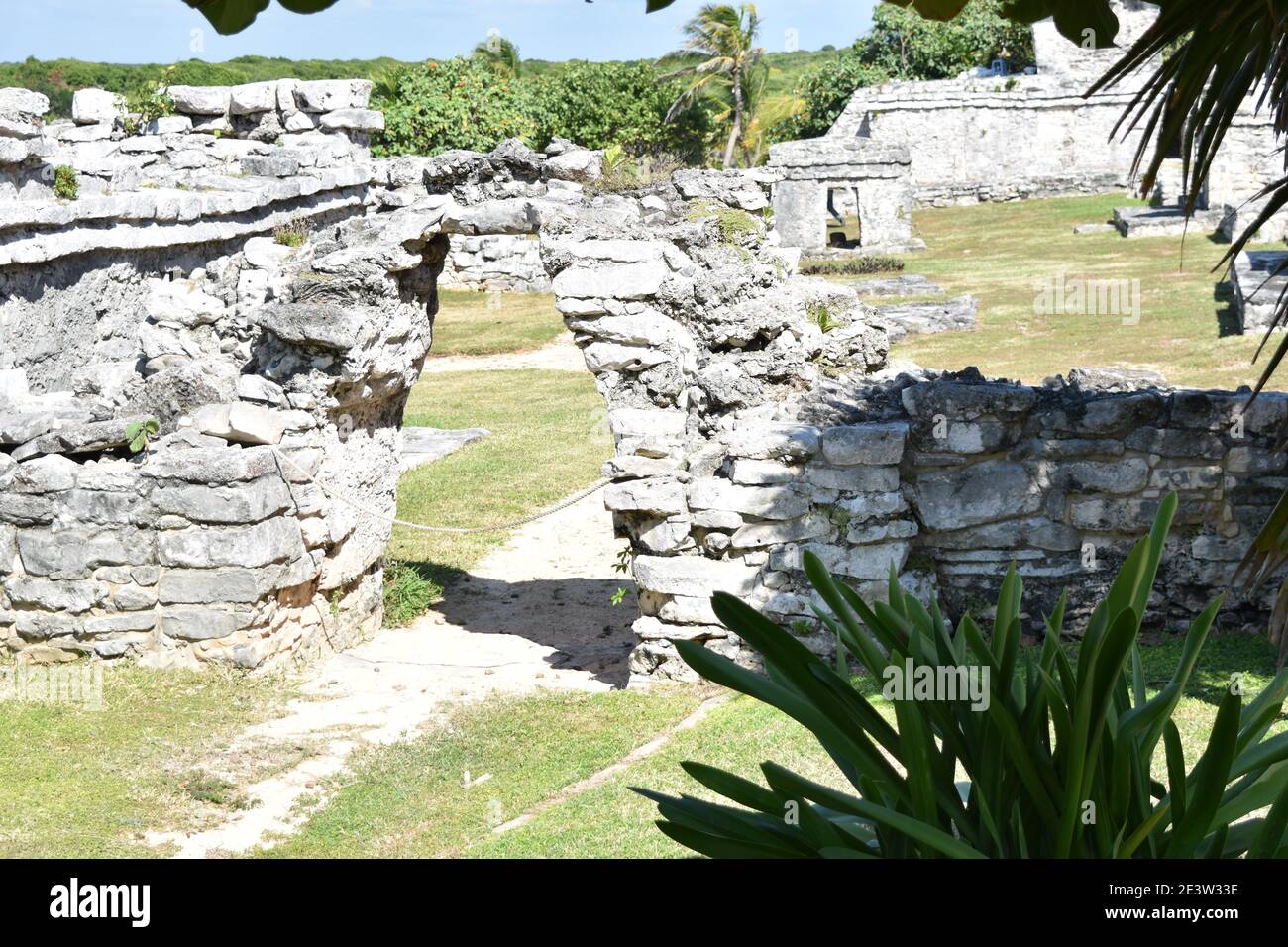 Passaggio incorniciato in pietra e percorso tra le rovine Maya da Tulum, Yucatan, Messico Foto Stock