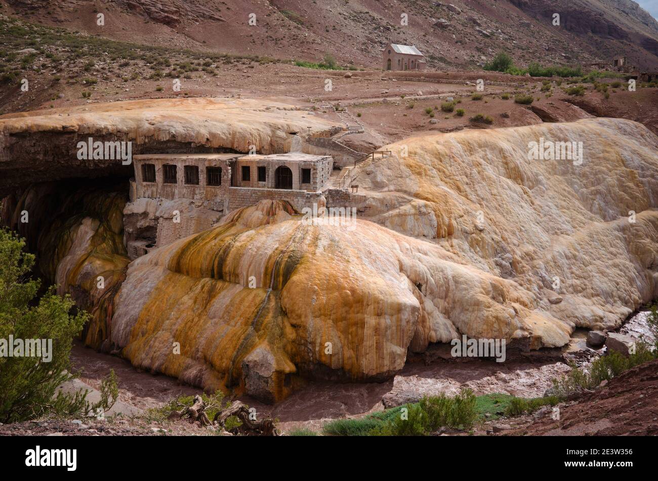 Le rovine del ponte Inca. Abbandonato edificio termale a Puente del Inca. Provincia di Mendoza, Argentina Foto Stock