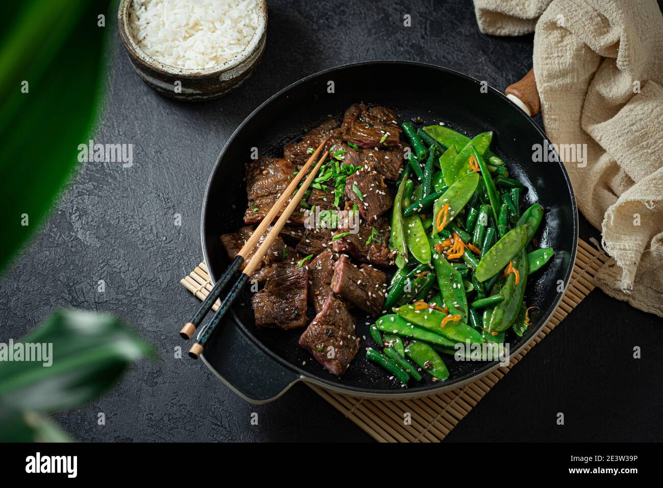 Manzo coreano Bulgogi, bistecca di manzo alla griglia con salsa piccante. Foto Stock