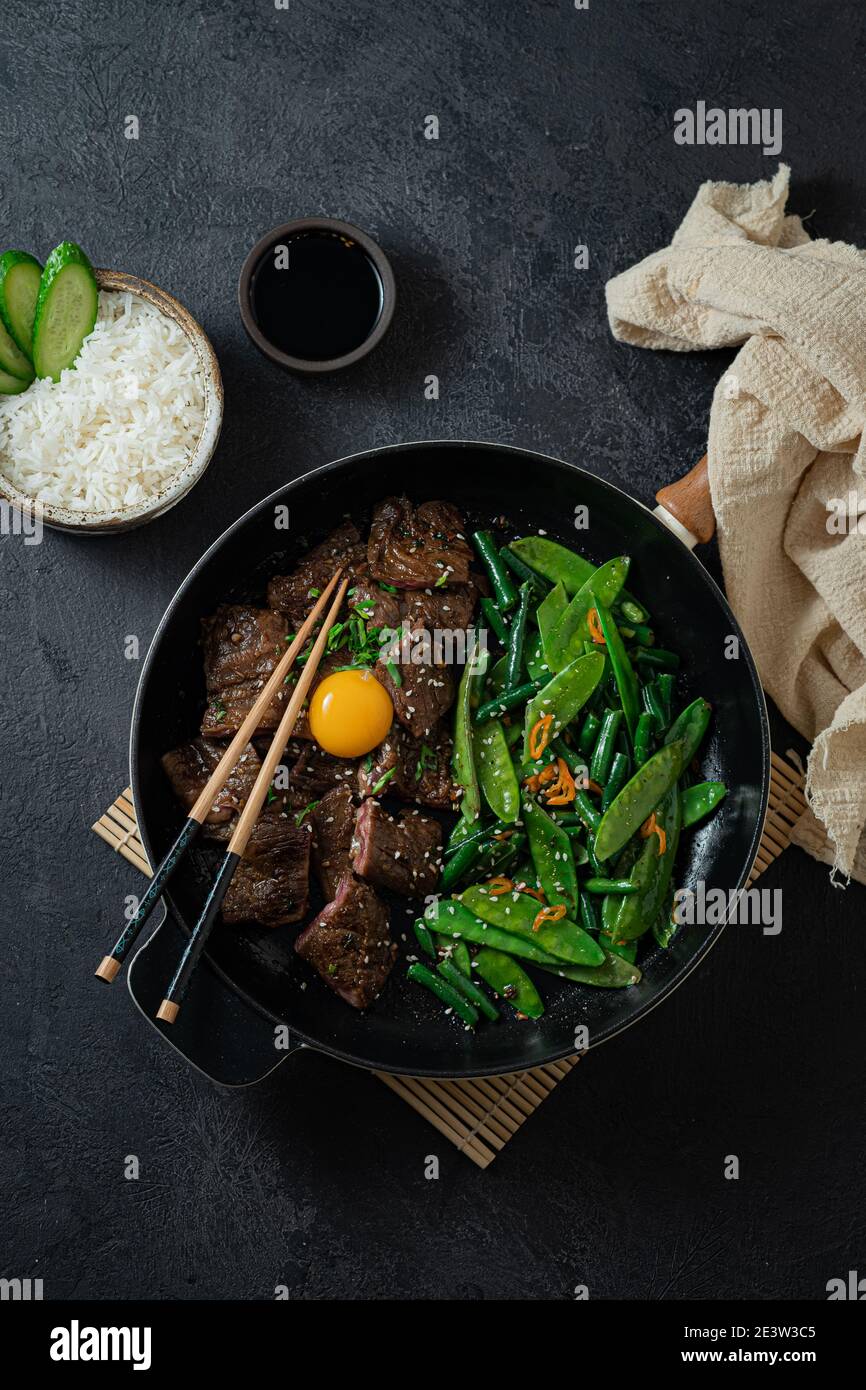 Manzo coreano Bulgogi, bistecca di manzo alla griglia con salsa piccante. Foto Stock