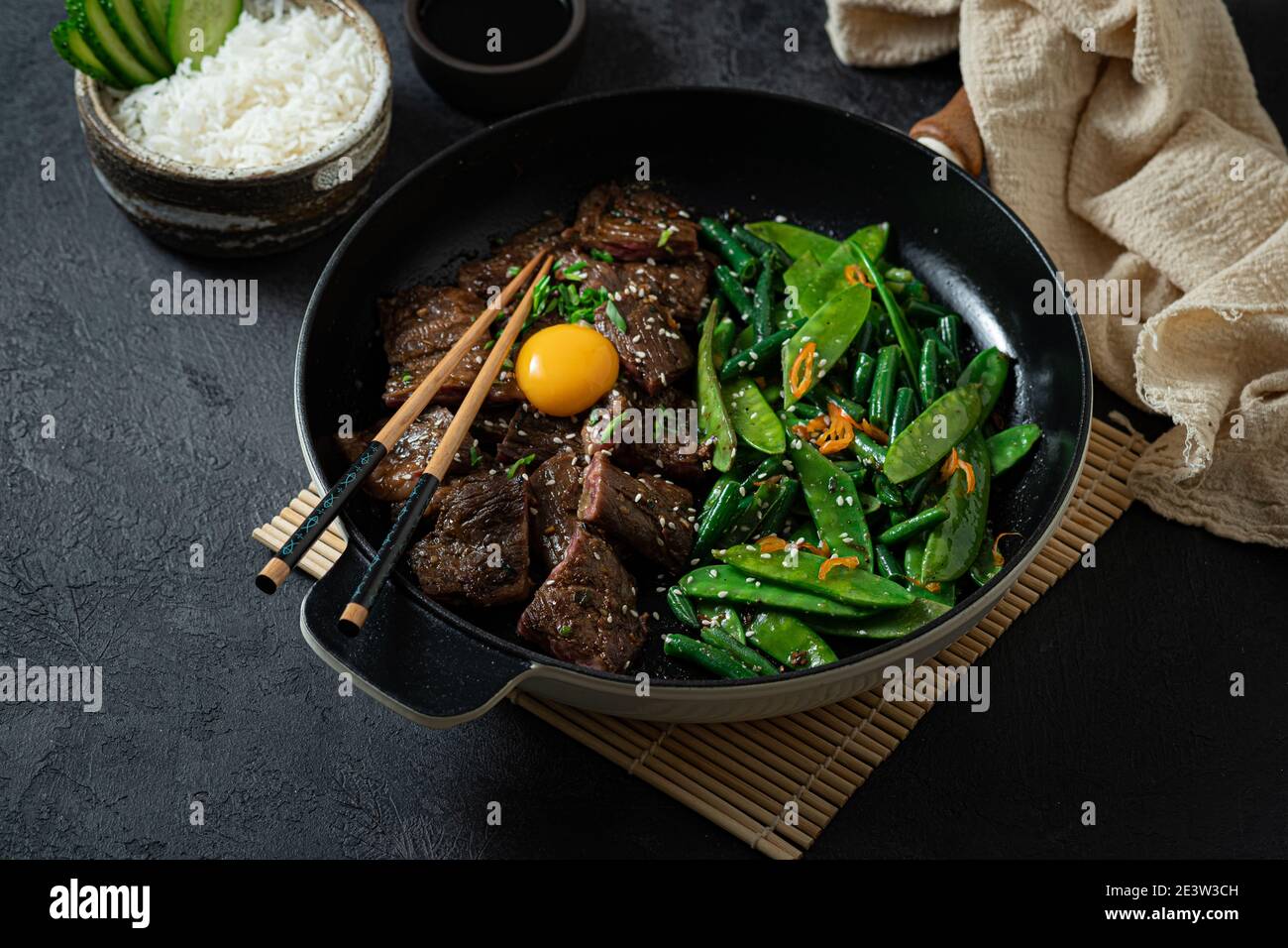 Barbecue di manzo coreano in casa Bulgogi, bistecca di manzo alla griglia con salsa piccante. Foto Stock