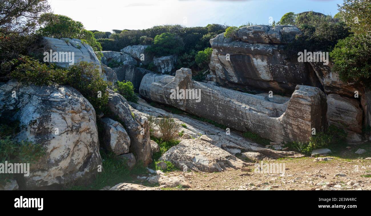 L'arcaico, e gigantesca statua incompleta, noto come 'Kouros', vicino al villaggio di Grecia APOLLONAS, NAXOS, CICLADI Grecia. Foto Stock