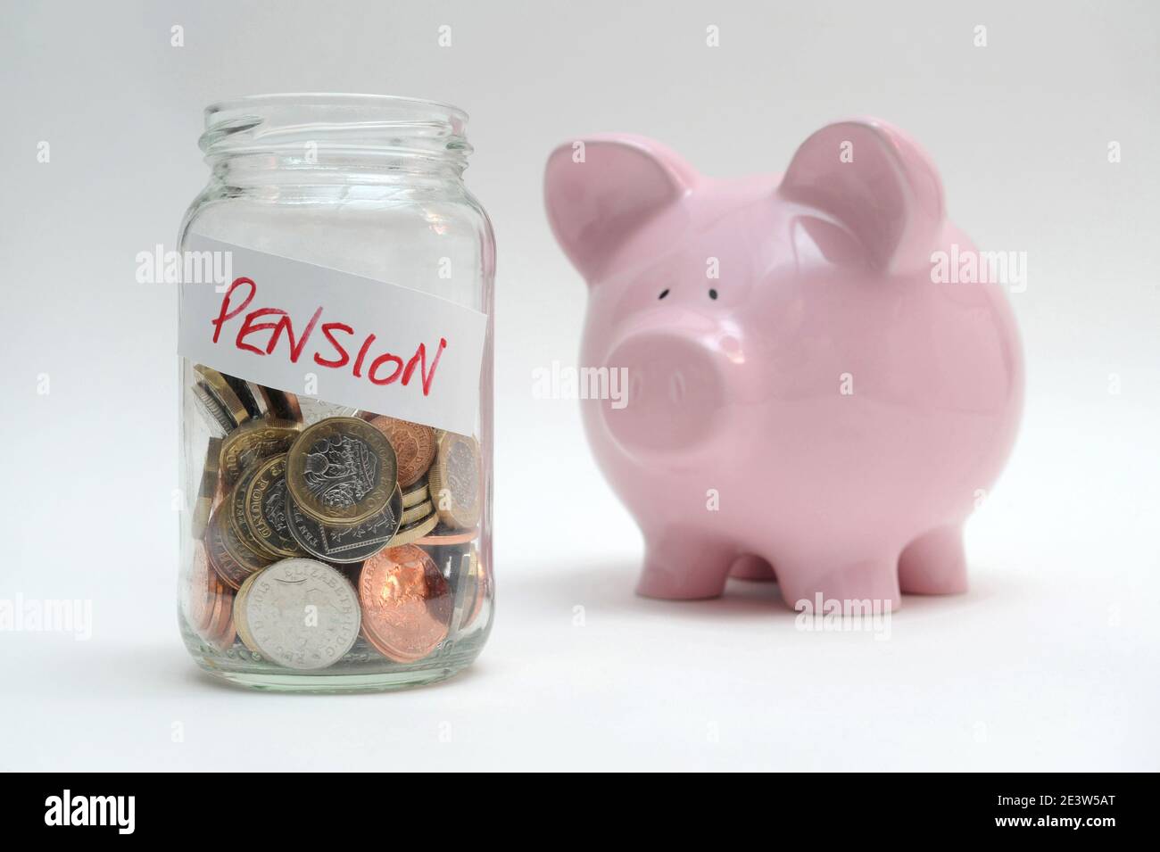 PENSIONE POT JAR CON PIGGY BANK RE PENSIONI DI RISPARMIO REGIME PENSIONISTICO ETC UK Foto Stock