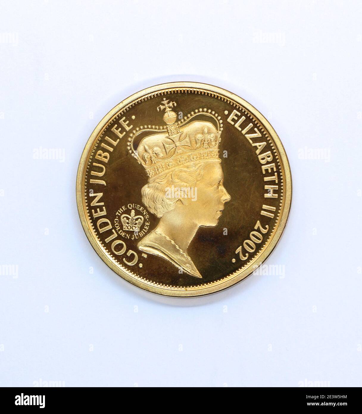 Foto del lato opposto di una moneta del £5 emessa per il Giubileo d'Oro di sua Maestà la Regina Elisabetta II nel 2002 Foto Stock