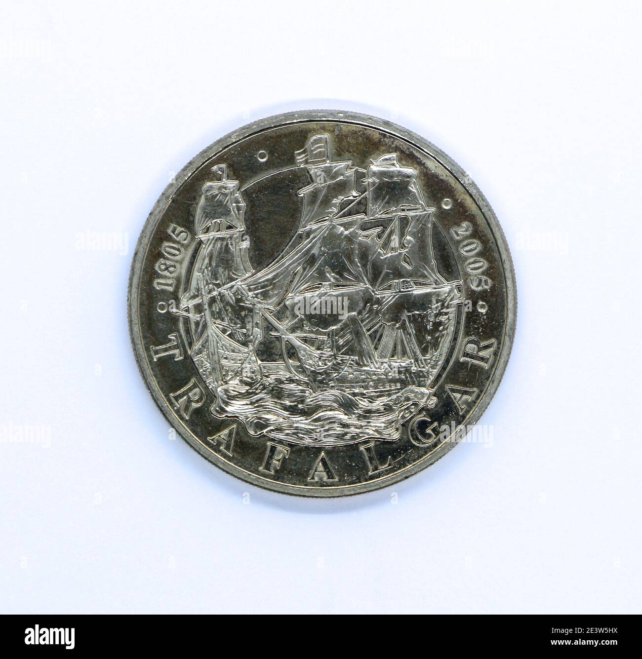Foto del lato opposto di una moneta argentata britannica del £5 coniata dalla zecca reale per commemorare il 200th anniversario della battaglia di Trafalgar Foto Stock