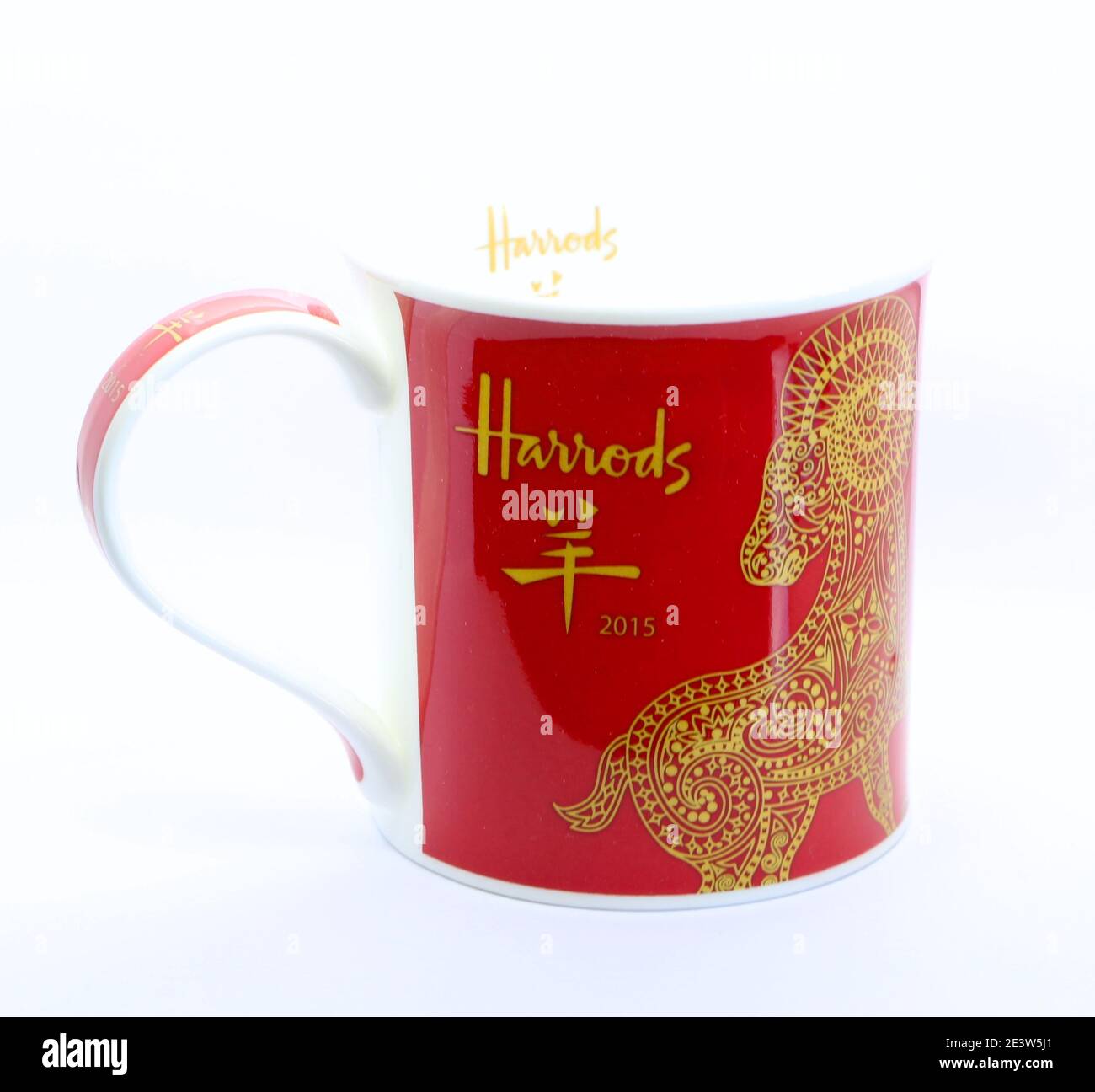 Foto di una tazza di souvenir Harrods in bianco rosso e oro per l'anno  cinese del Goat 2015 su sfondo bianco Foto stock - Alamy