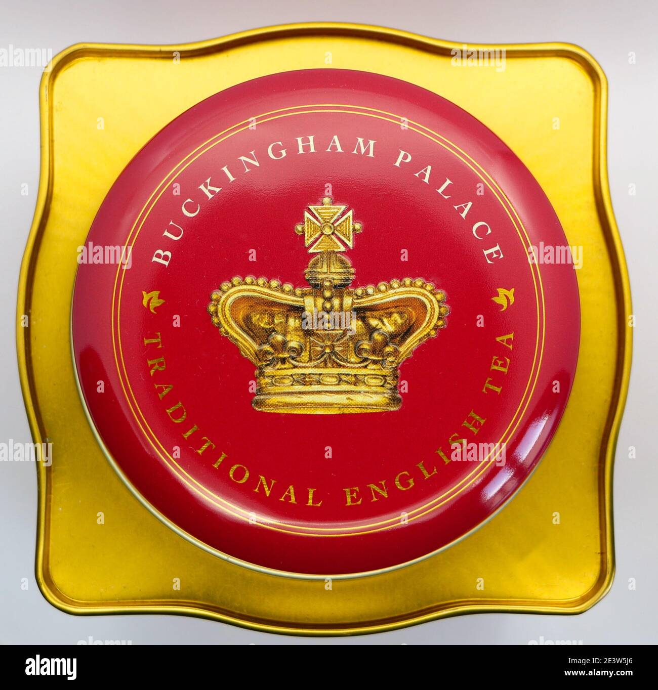 Foto di una tradizionale bustina di tè inglese britannica venduta in una scatola di latta rossa e oro come souvenir da Buckingham Palace Londra Inghilterra Regno Unito dall'alto Foto Stock