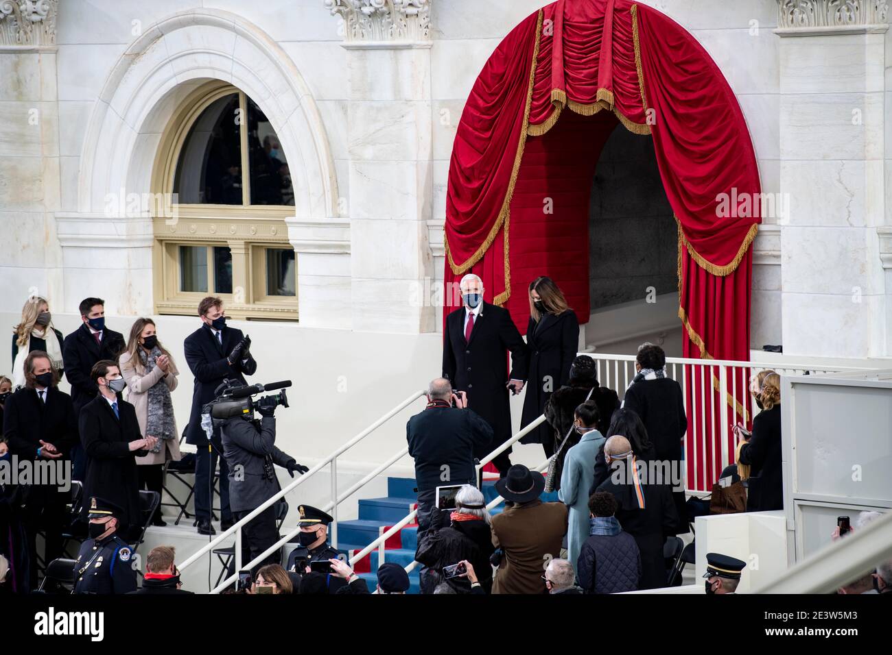 Washington, Stati Uniti. 20 gennaio 2021. Il Vice Presidente degli Stati Uniti Mike Pence (C-L) e sua moglie Karen Pence arrivano a partecipare alla cerimonia di inaugurazione del 46° Presidente degli Stati Uniti a Washington, DC, Stati Uniti, il 20 gennaio 2021. In occasione di un insolito insediamento chiuso al pubblico a causa della pandemia ancora in corso di incoronavirus, il presidente eletto degli Stati Uniti Joe Biden è stato giurato come il 46° presidente degli Stati Uniti mercoledì sul fronte ovest del Campidoglio, che è stato violato due settimane fa da violenti manifestanti che hanno cercato di rovesciare la vittoria elettorale. Credit: Liu Jie/Xinhua/Alamy Live News Foto Stock