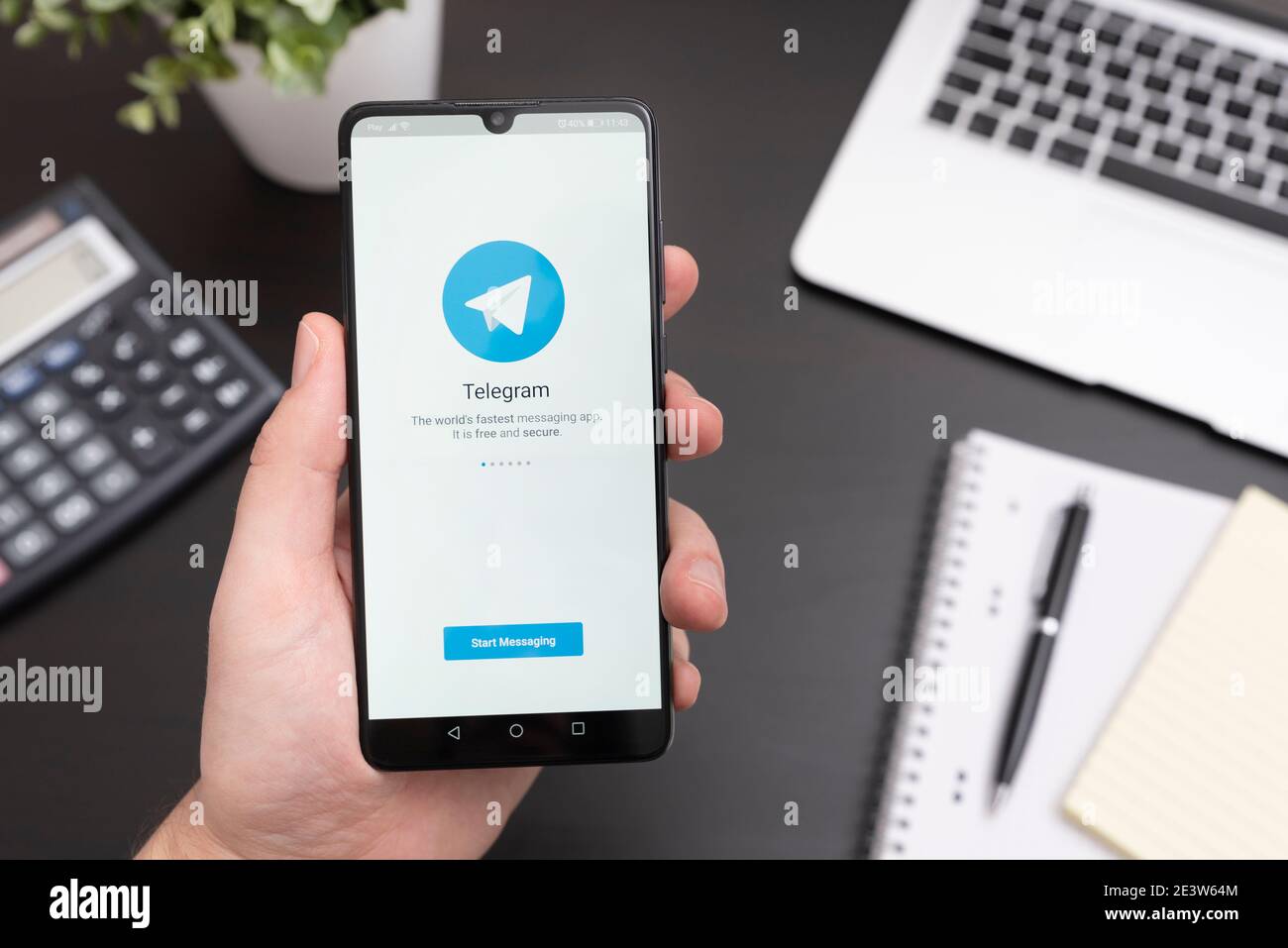 Wroclaw, Polonia - 20 GENNAIO 2021: Applicazione telegramma su smartphone con Android. Applicazione telegramma scelta dagli utenti per l'informativa sulla privacy Foto Stock