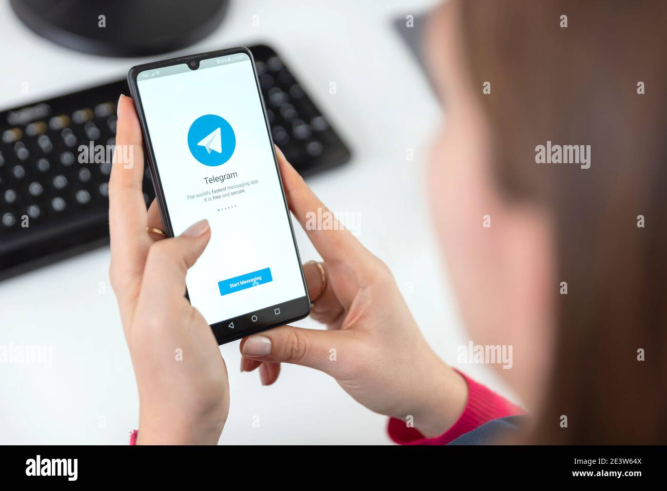 Wroclaw, Polonia - 20 GENNAIO 2021: Applicazione telegramma su smartphone con Android. Applicazione telegramma scelta dagli utenti per l'informativa sulla privacy Foto Stock