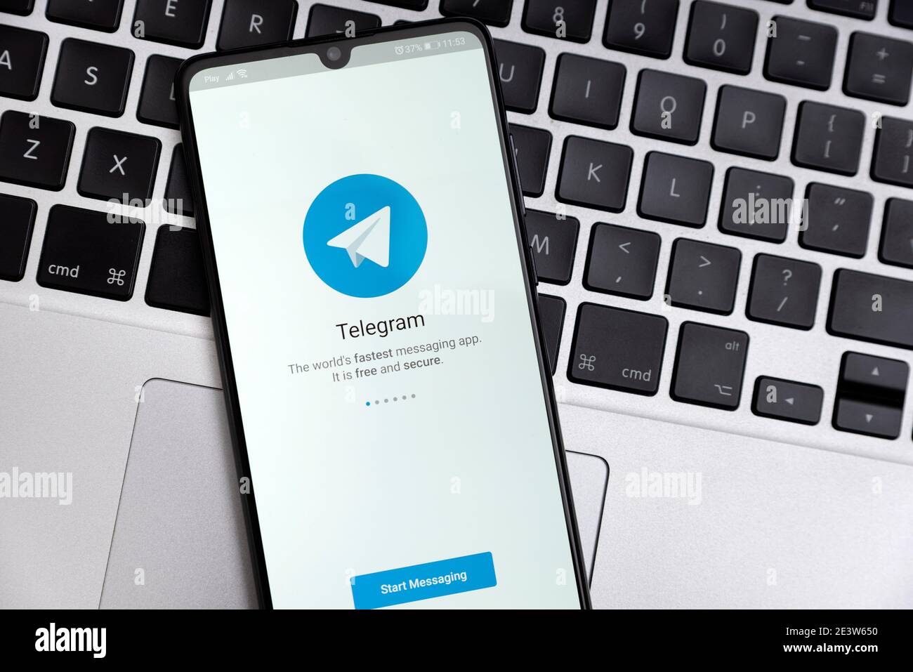 Wroclaw, Polonia - 20 GENNAIO 2021: Applicazione telegramma su smartphone con Android. Applicazione telegramma scelta dagli utenti per l'informativa sulla privacy Foto Stock