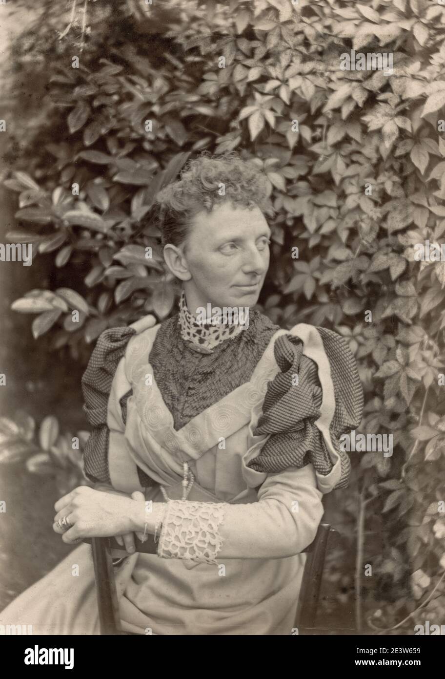 Ritratto vittoriano del 1890 di un uomo anziano sconosciuto vestito alla moda seduto in un giardino. Una di una sequenza di dieci fotografie di amici e familiari nello stesso ambiente. Foto Stock