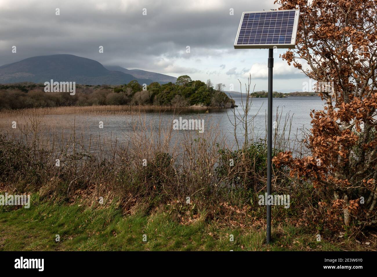 Mini pannello solare fotovoltaico elettrico presso il lago Lough Leane come fonte di energia alternativa nella natura nel Parco Nazionale di Killarney, Irlanda Foto Stock