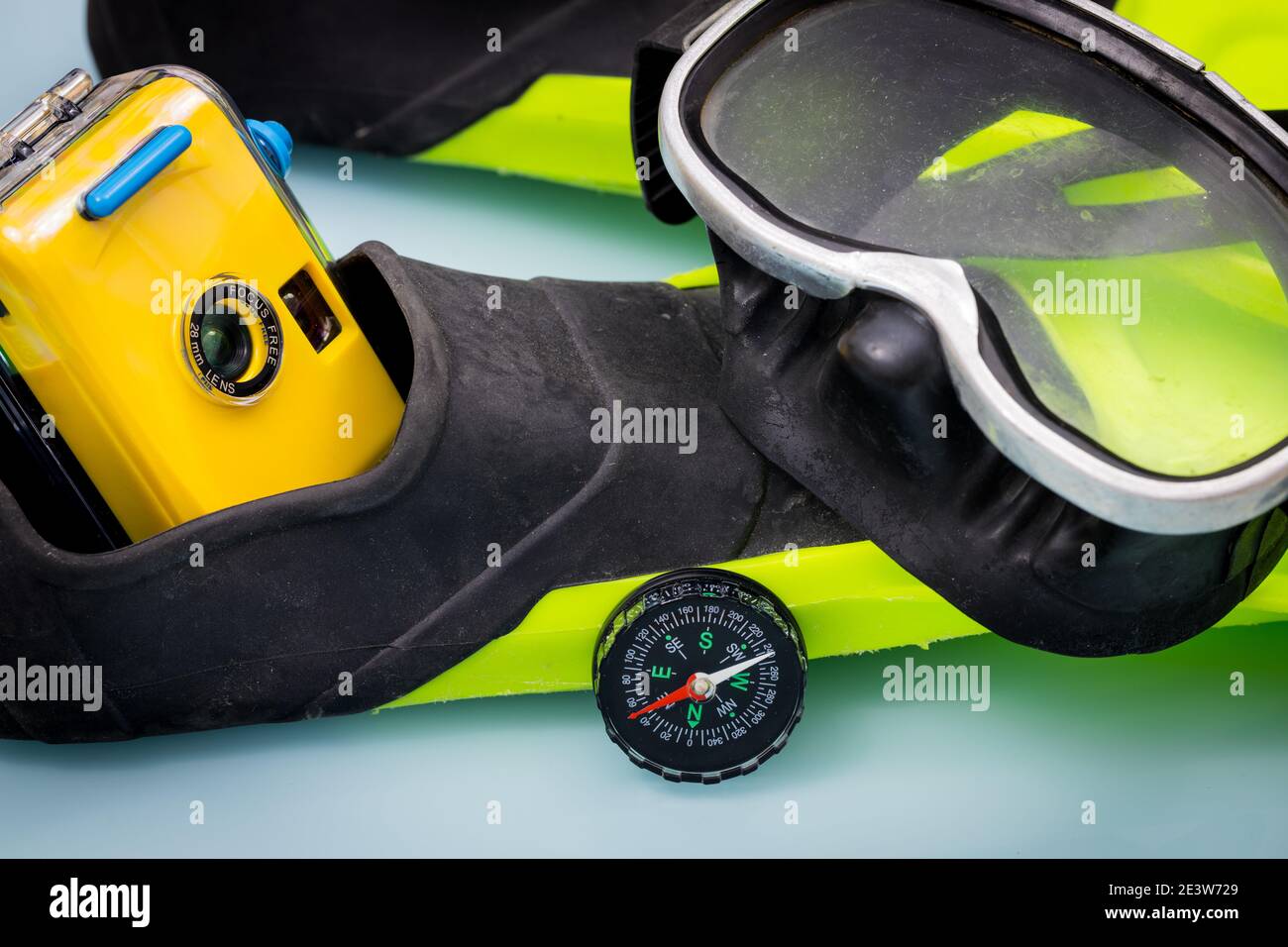 maschera e snorkeling, pinne e fotocamera per foto subacquee. Concetto di immersione subacquea Foto Stock