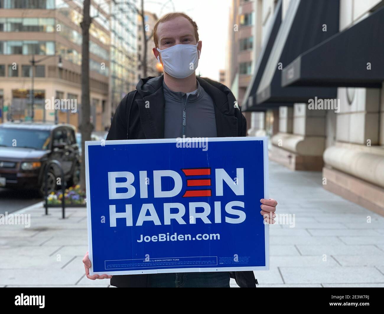 Washington, Distretto di Columbia, Stati Uniti. 20 gennaio 2021. Un sostenitore di Biden e Harris esprime il suo sostegno all'amministrazione entrante prima dell'inaugurazione. Credit: Sue Dorfman/ZUMA Wire/Alamy Live News Foto Stock