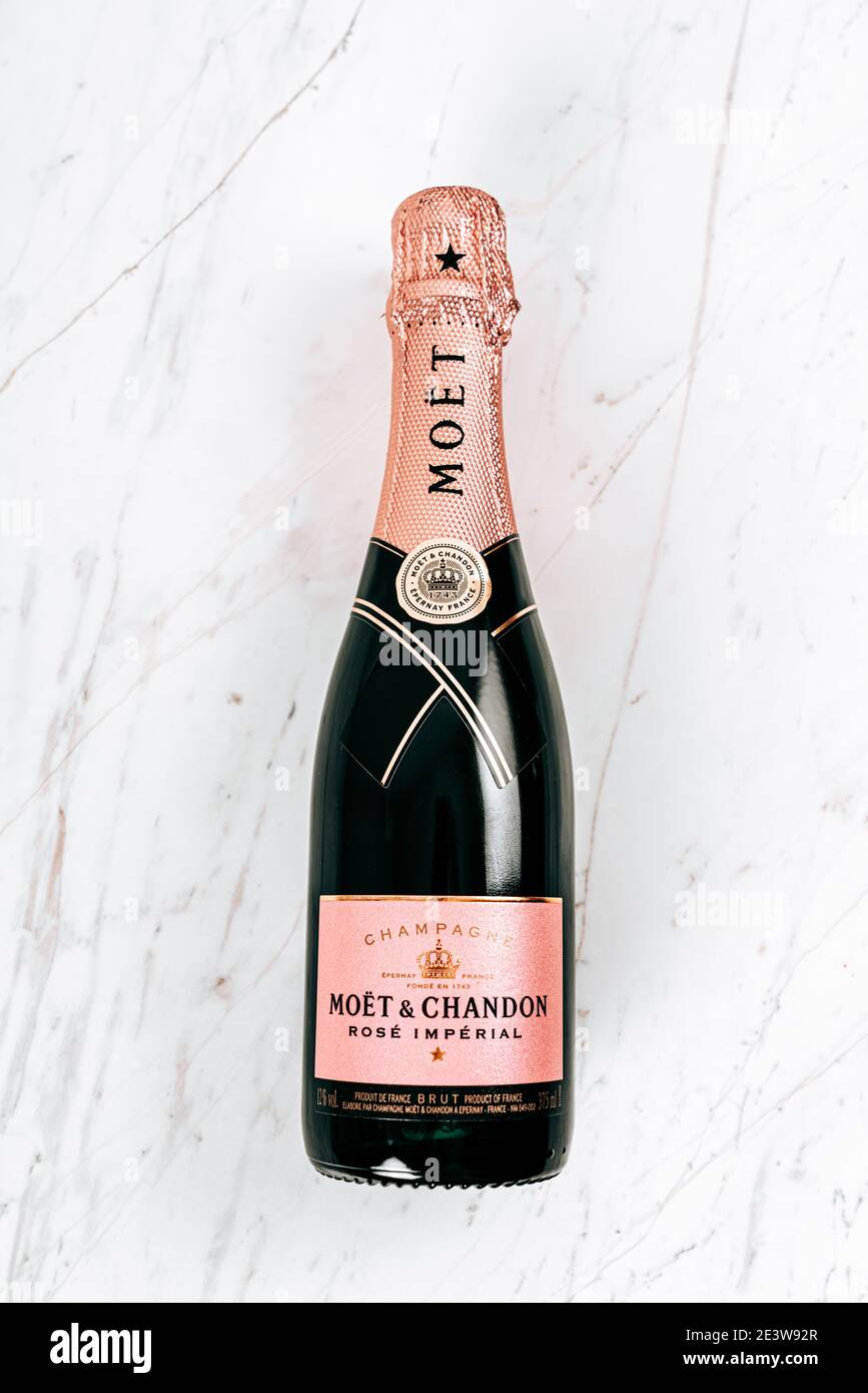 PARIGI, FRANCIA - 20 GENNAIO 2021: Bottiglia di champagne Moet Chandon Foto Stock