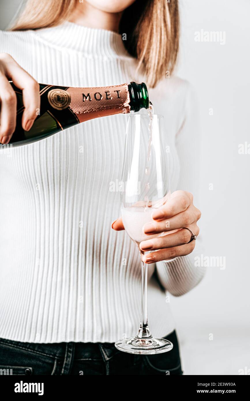 PARIGI, FRANCIA - 20 GENNAIO 2021: Bottiglia di champagne Moet Chandon Foto Stock