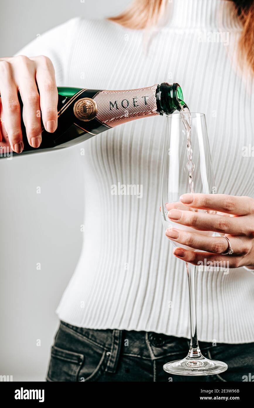 PARIGI, FRANCIA - 20 GENNAIO 2021: Bottiglia di champagne Moet Chandon Foto Stock