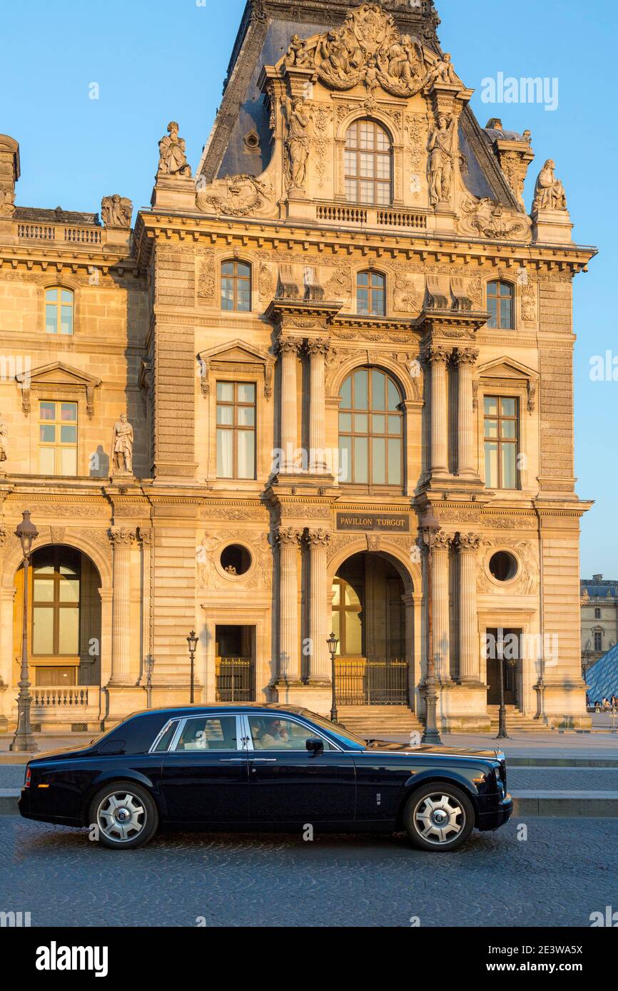 Rolls Royce guida sotto Pavillon Turgot sezione del Musee du Louvre, Parigi, Ile-de-France, Francia Foto Stock