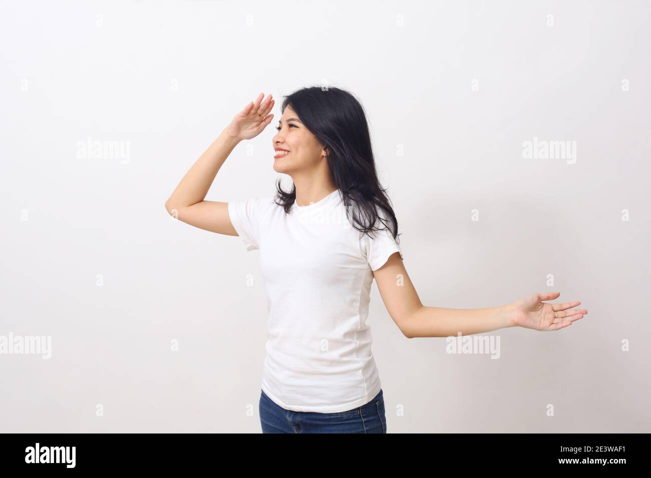 Ritratto di felice giovane ragazza asiatica che guarda lontano isolato su sfondo bianco Foto Stock