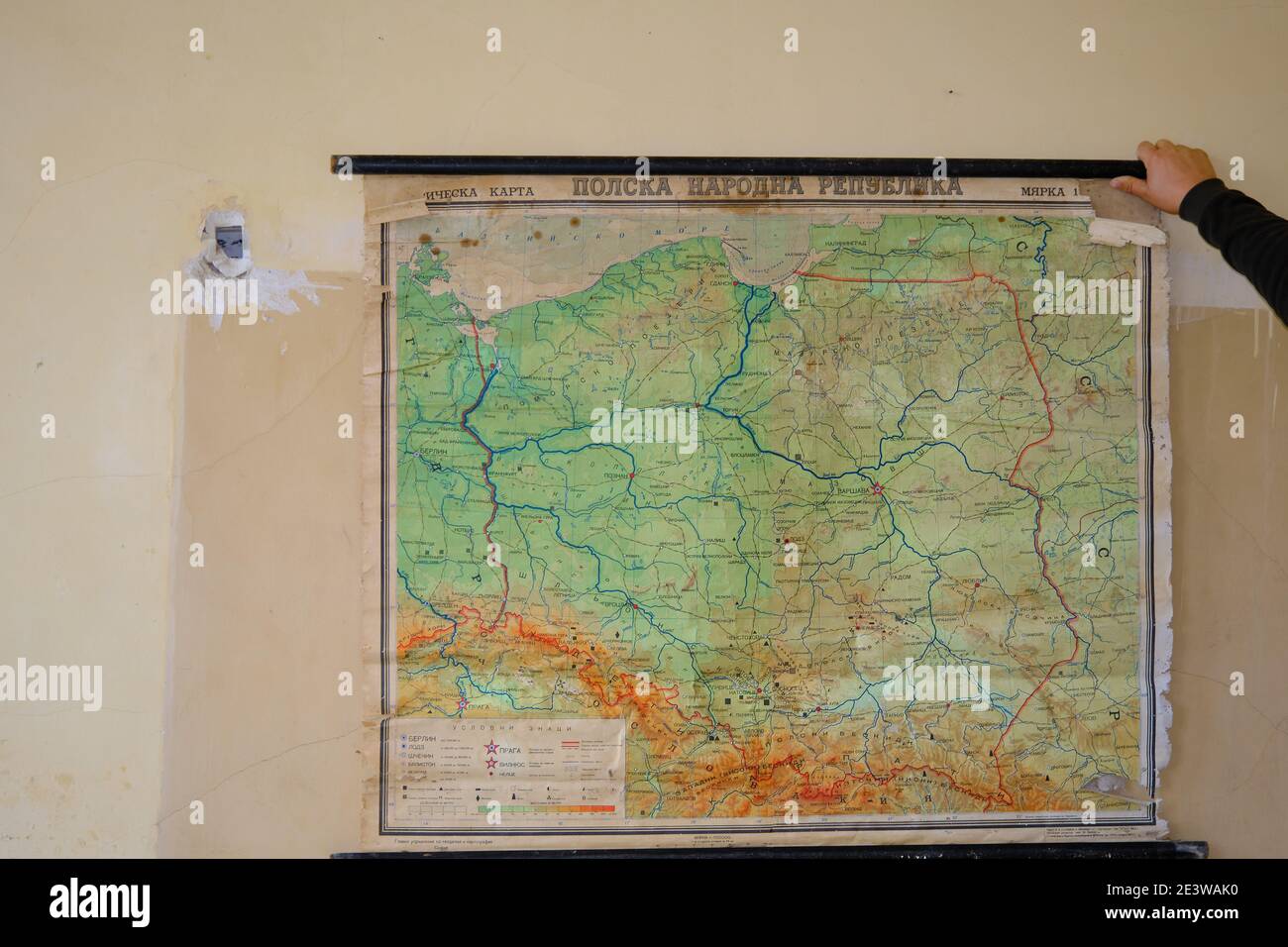 Kardzali. Bulgaria. 06.01.2021. Interni abbandonati e brownfield in Bulgaria vecchia scuola di stile sovietico. Materiale della vecchia scuola, mappa del mondo all'interno Foto Stock