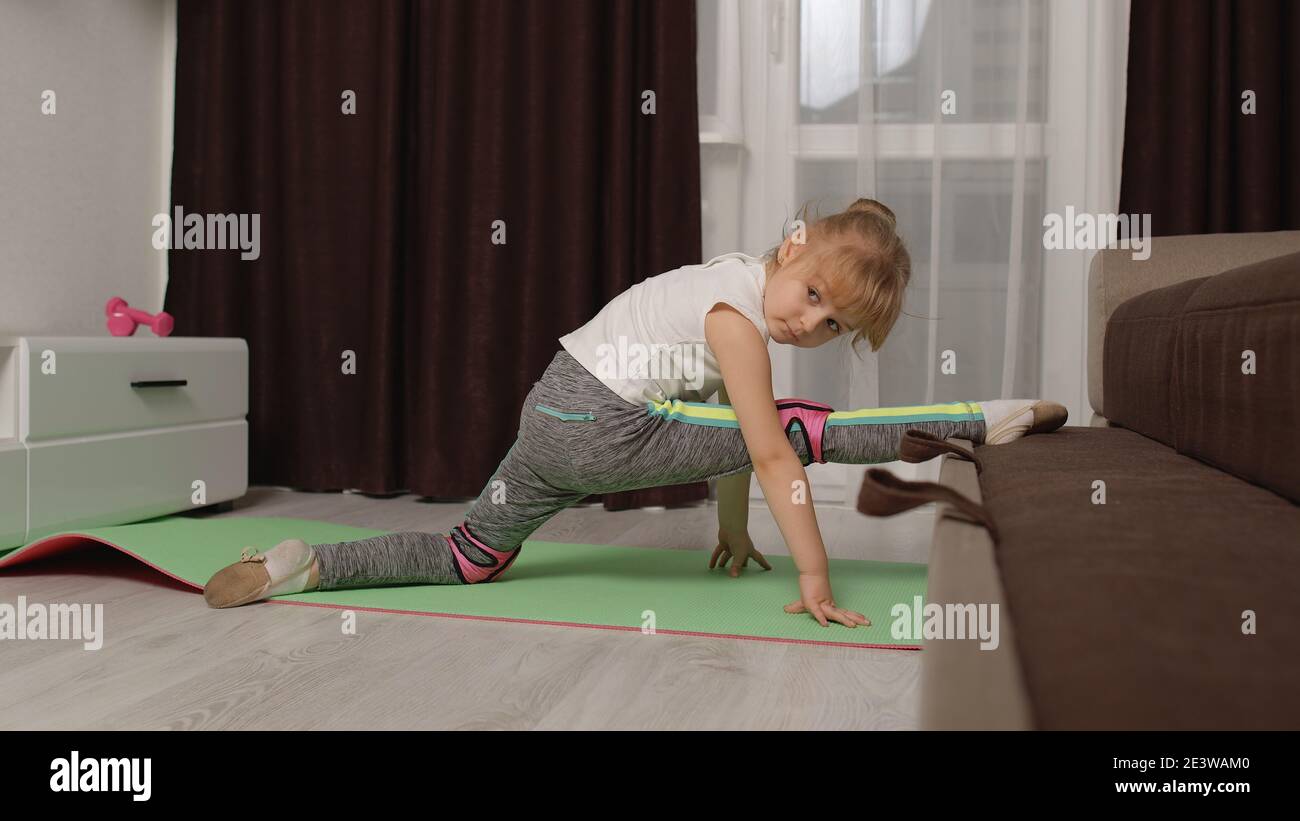 Fit bambino bambino allenatore ginnastica fitness spago allenamento  stretching sul divano. Stile di vita sano, tempo