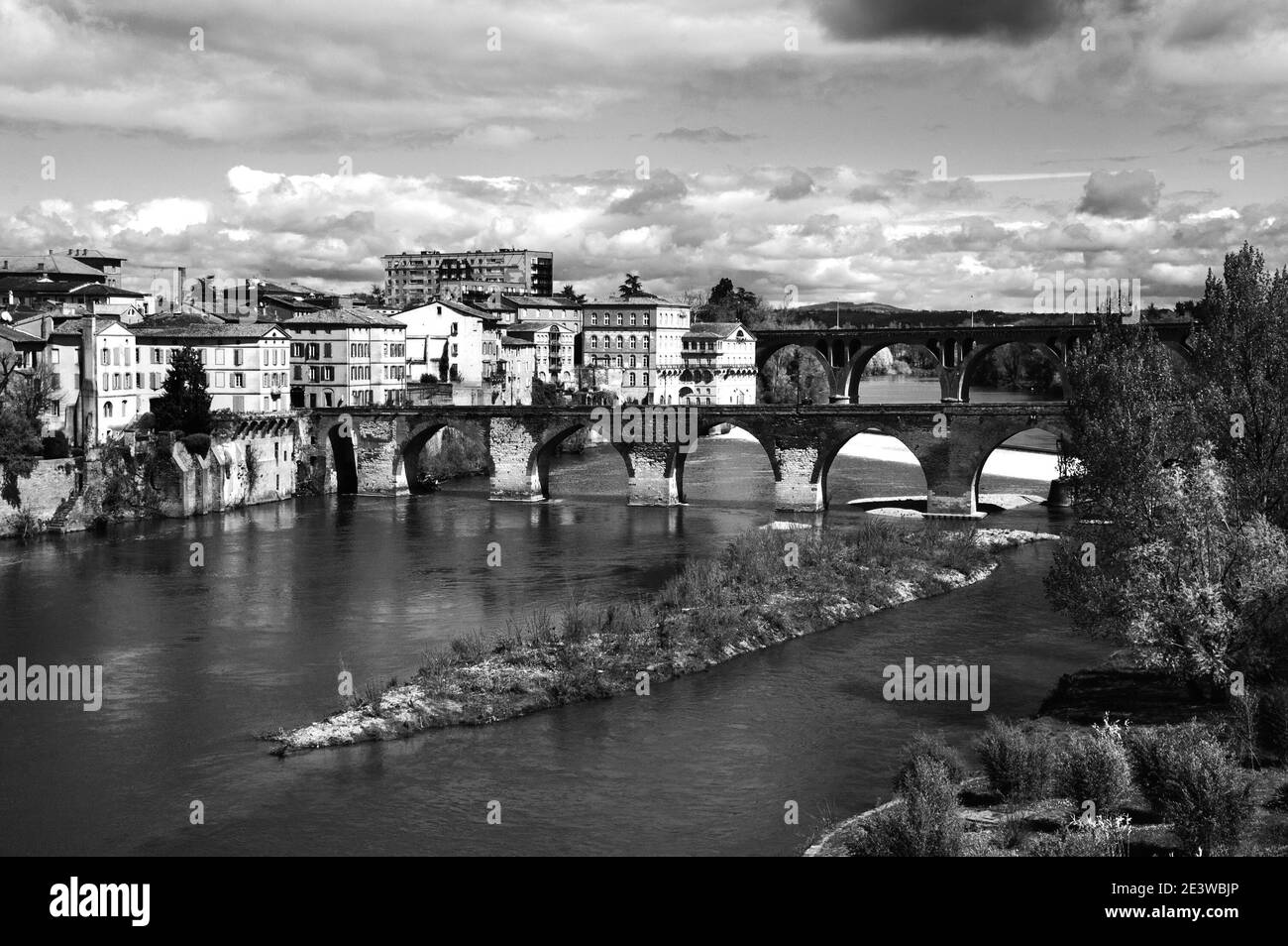 Vista di Albi (Francia) e del fiume Tarn con i suoi ponti dal palazzo vescovile. Foto storica in bianco nero. Foto Stock