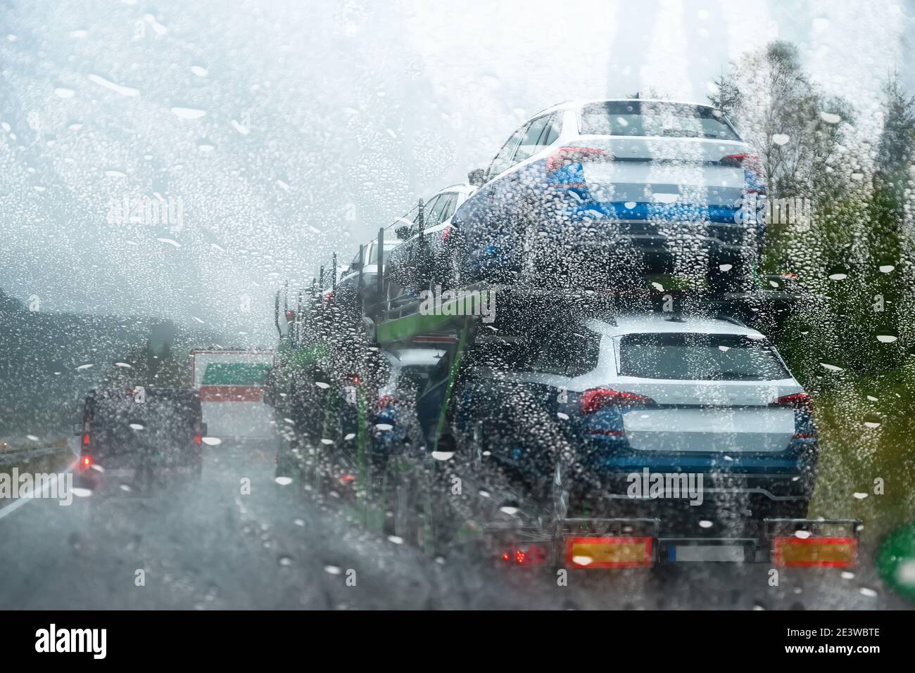 Il parabrezza bagnato dalla pioggia blocca la vista della strada / pericoloso auto di guida sfocata in condizioni di pioggia Foto Stock