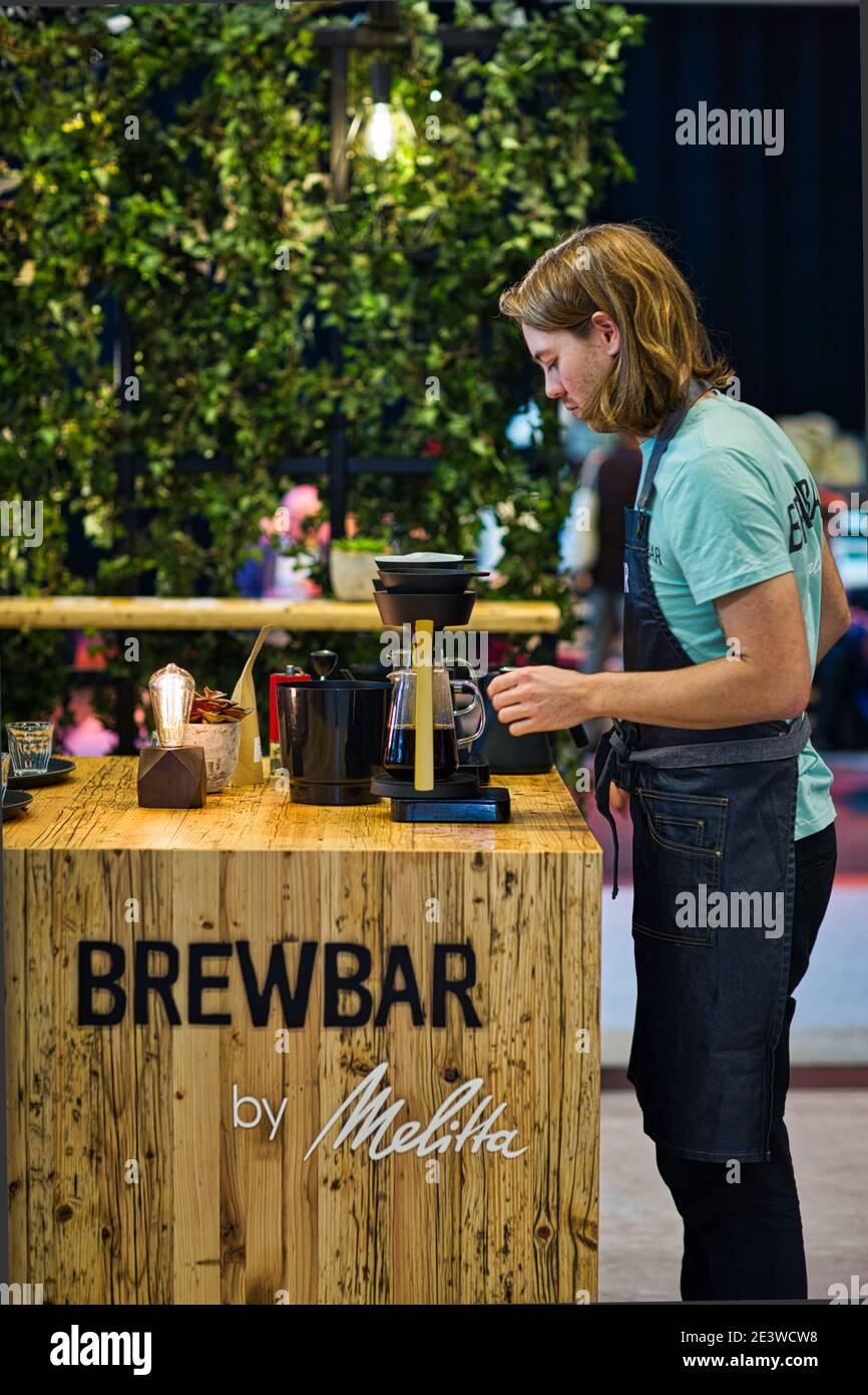 barista maschile che versa il caffè attraverso il filtro del caffè melitta Foto Stock