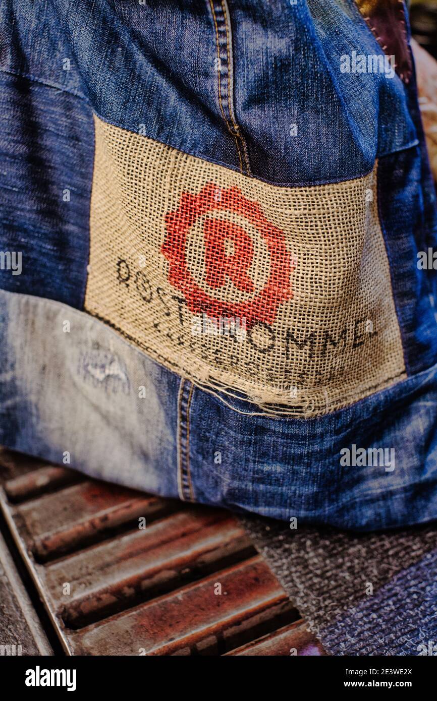 jeans in denim con sacco di caffè Foto Stock