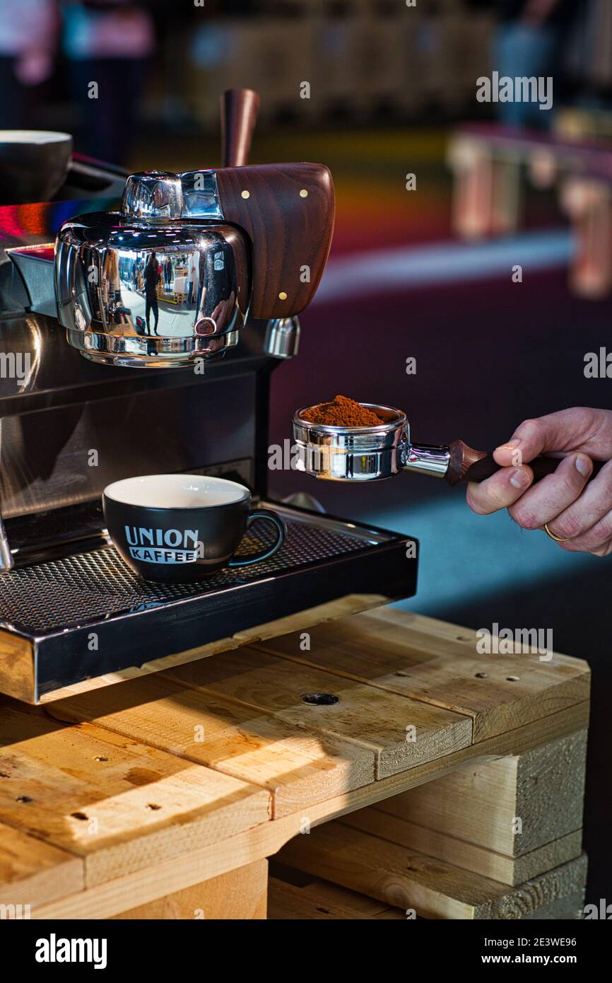 Portafiltro per mani con caffè macinato di macchina per espresso Foto Stock