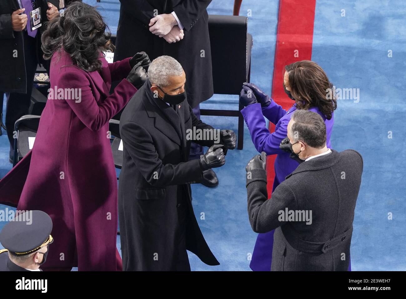 Washington, Stati Uniti. 20 gennaio 2021. Il presidente eletto Kamala Harris e suo marito Doug Emhoff, arrivano e sono accolti dall'ex presidente Barrack Obama e Michelle Obama, durante la 59a inaugurazione presidenziale al Campidoglio degli Stati Uniti a Washington, DC mercoledì 20 gennaio 2021. Foto in piscina di Susan Walsh/UPI Credit: UPI/Alamy Live News Foto Stock