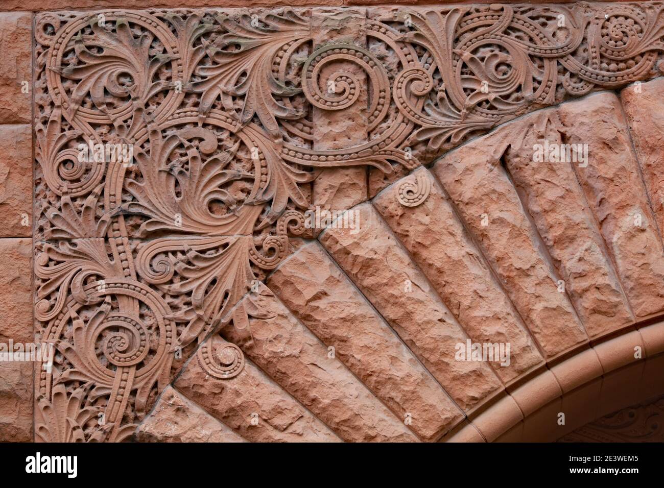 Facciata di un vecchio edificio con decorazioni floreali in pietra intagliata Foto Stock
