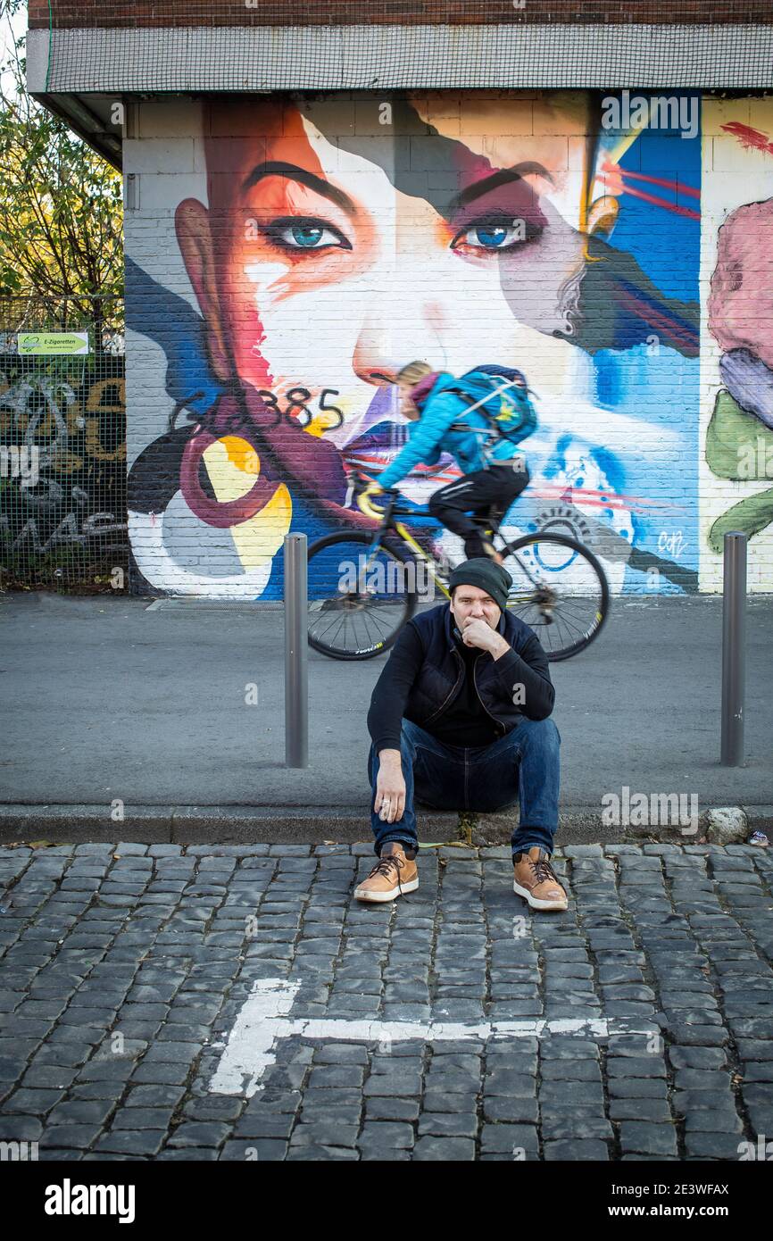 Cor aka Justus Becker al lavoro su un murale di Street art a Francoforte sul meno, Germania Foto Stock