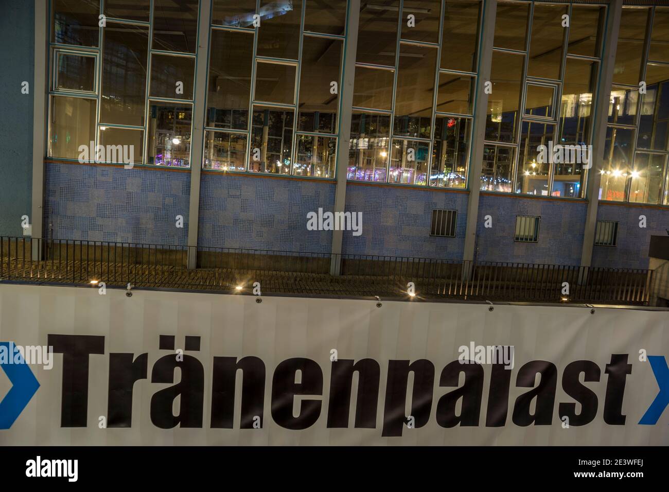 Il lato dell'ex valico di frontiera tra Berlino Est e Berlino Ovest alla stazione di Friedrichstraße, Berlino 2020. Foto Stock