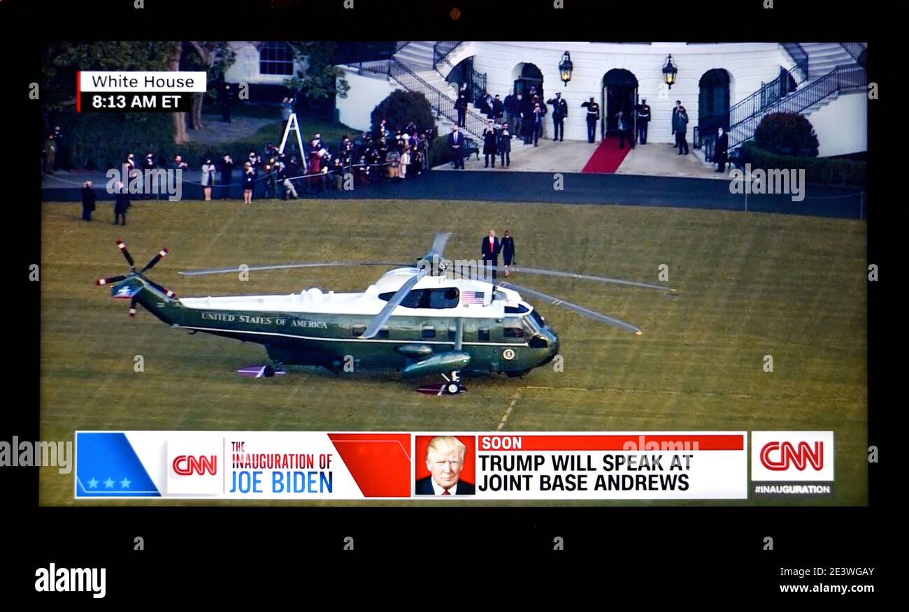Uno screenshot della CNN del presidente degli Stati Uniti Donald Trump in partenza dalla Casa Bianca per la Florida la mattina dell'inaugurazione di Joe Biden. Foto Stock
