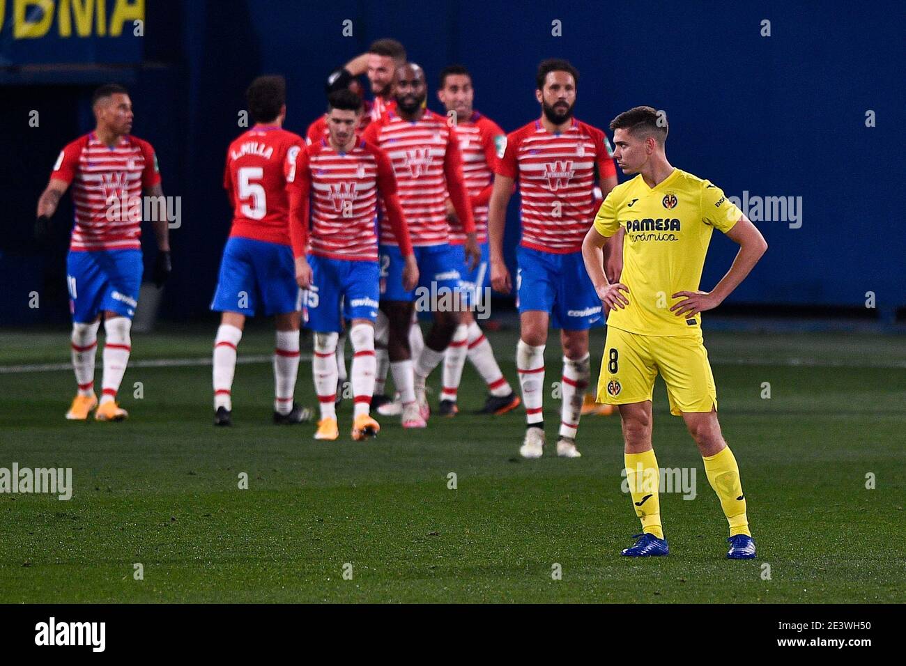 VILLARREAL, PAESI BASSI - GENNAIO 20: Kenedy di Granada festeggiando il suo obiettivo, Juan Foyth di Villarreal CF deluso durante la Liga Santander ma Foto Stock