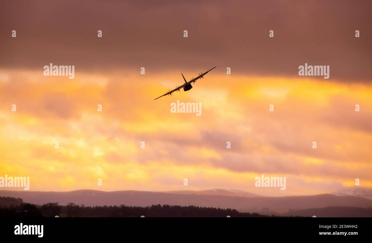 Un C130J Hercules della Royal Air Force a 500 Ft sopra Northumberland nord durante un esercizio di navigazione Foto Stock