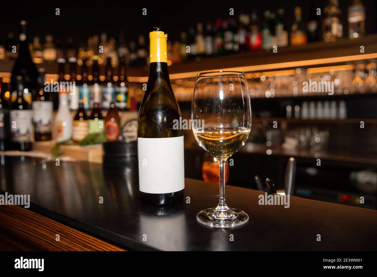 Ritratto di un bicchiere di vino bianco e bottiglia in un bar Foto Stock