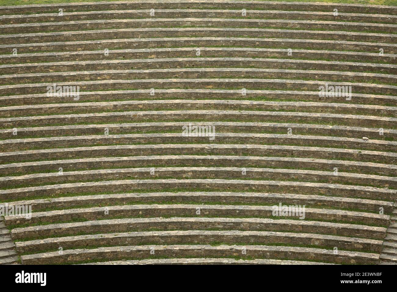 Panchine di un antico anfiteatro fatto di pietra calcarea Foto Stock