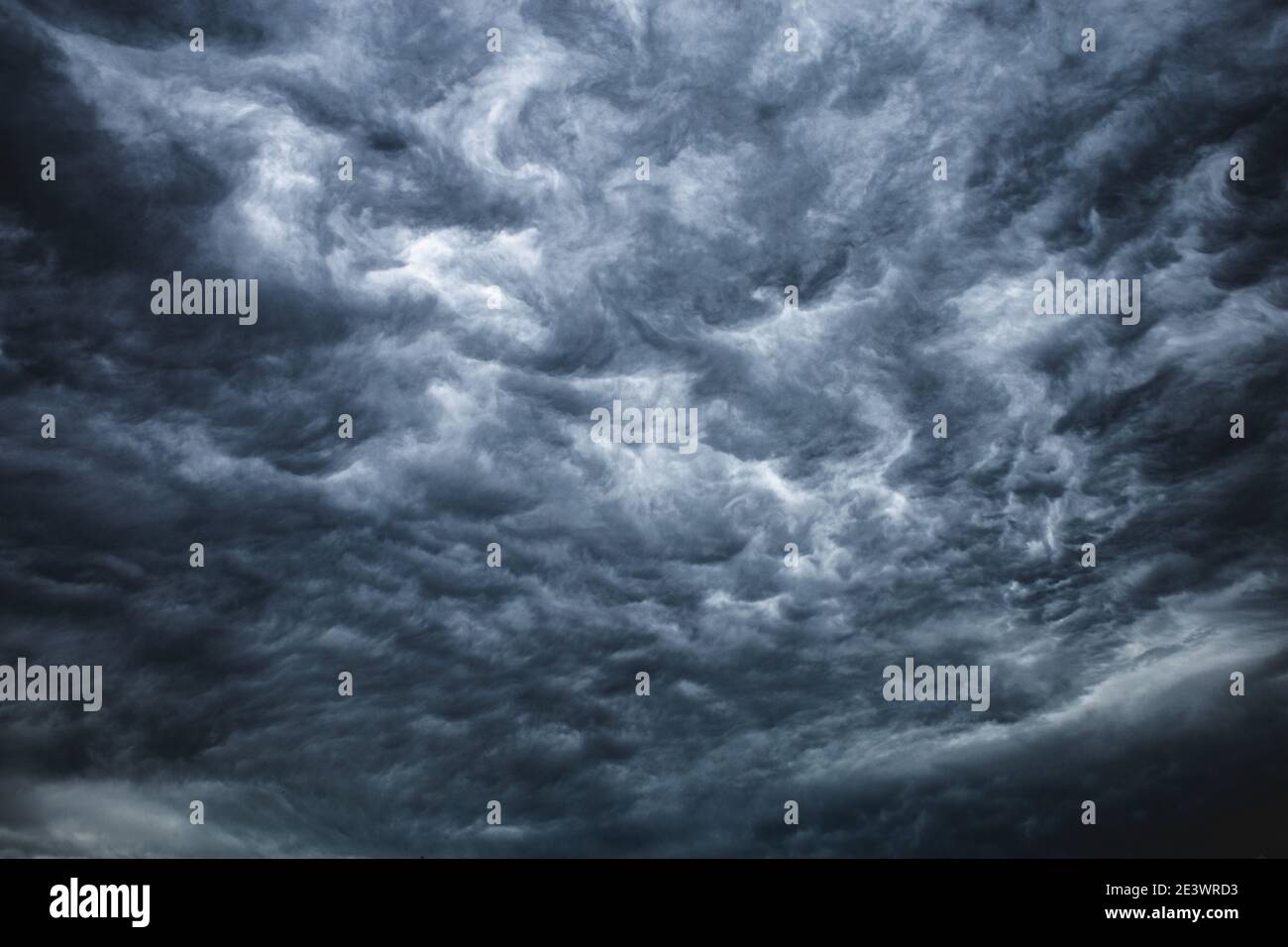 Tempesta nubi cattivo tempo. Cielo nuvoloso scuro. Foto Stock