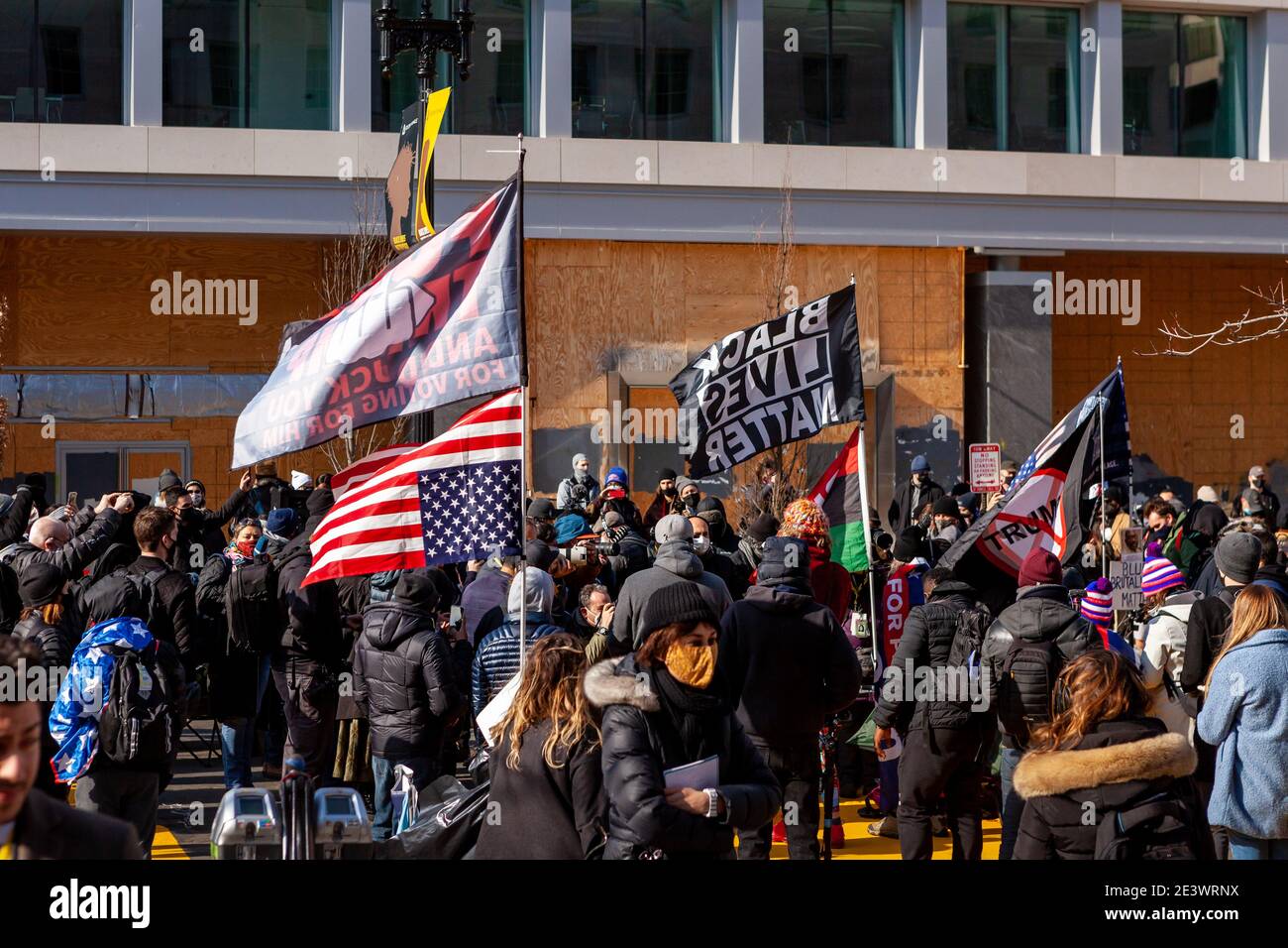 Washington, DC, USA, 20 gennaio 2021. Nella foto: Una folla felice ed entusiasta ascolta il discorso inaugurale di Joe Biden in Black Lives Matter Plaza Biden è stato inaugurato come il 46° presidente degli Stati Uniti dopo aver sconfitto Donald Trump alle elezioni del 2020. Nonostante i timori di violenza, il potere ha cambiato le mani pacificamente, un segno distintivo della democrazia. Credit: Alison C Bailey/Alamy Live News Foto Stock