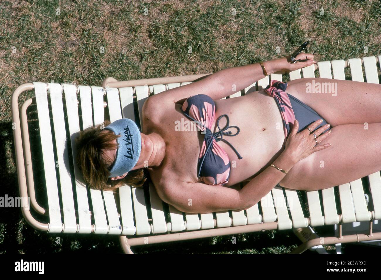 Solarium a bordo piscina presso il Riviera Hotel di Las Vegas, Nevada. Foto Stock