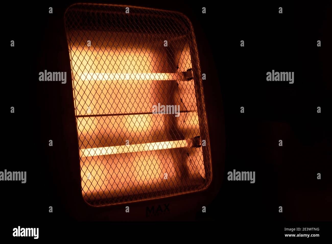Elementi riscaldanti incandescenti del riscaldatore al buio in bagno. Dolce casa. Foto Stock