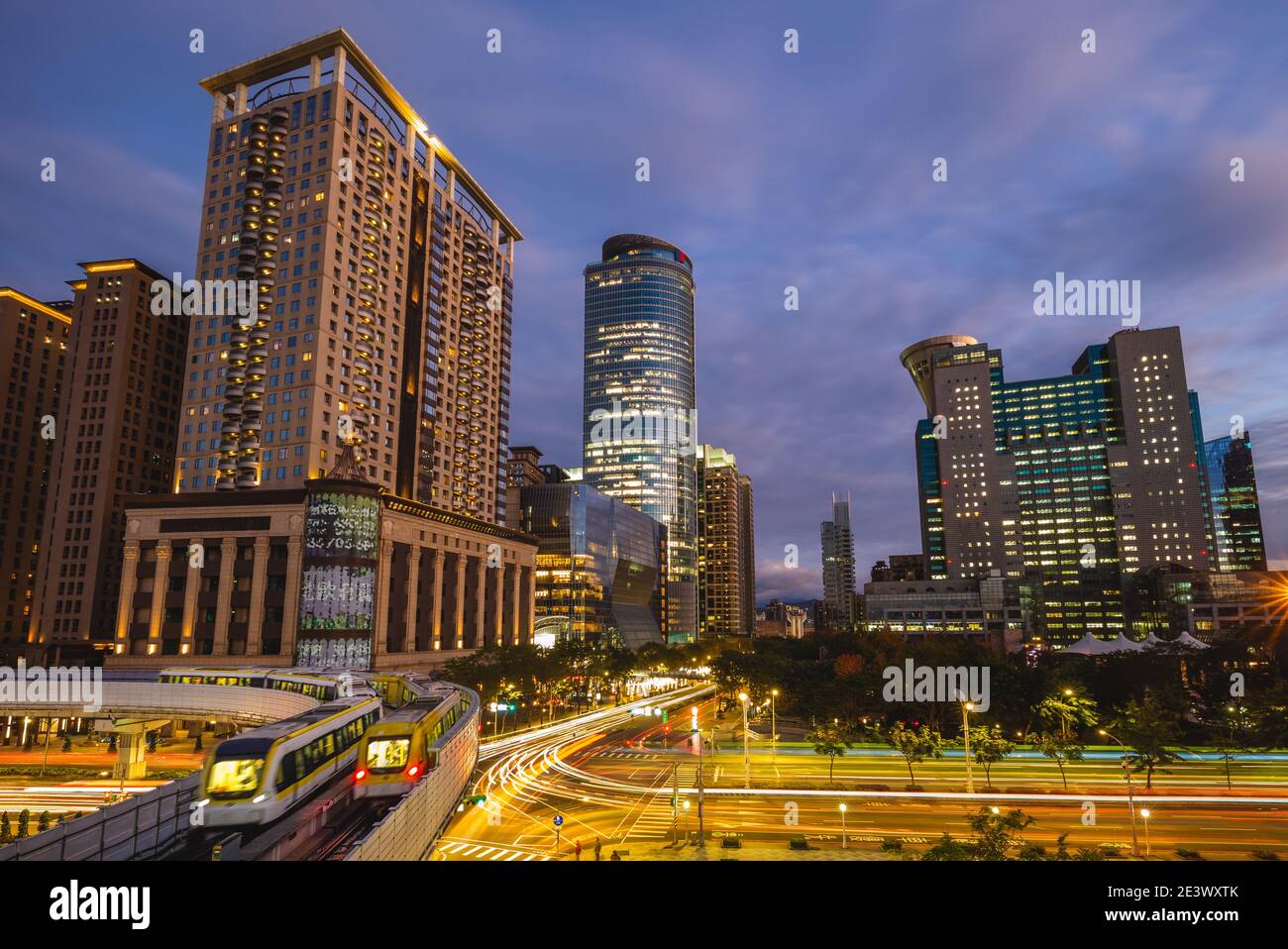 skyline della nuova città di taipei a taiwan di notte Foto Stock