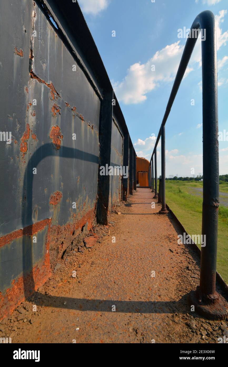 Vecchio treno a vapore e carrozze sul lato della strada a Jiaxing, Cina. Abbandonato e lasciato agli elementi. Corroso, arrugginito e ben intemperie. Foto Stock