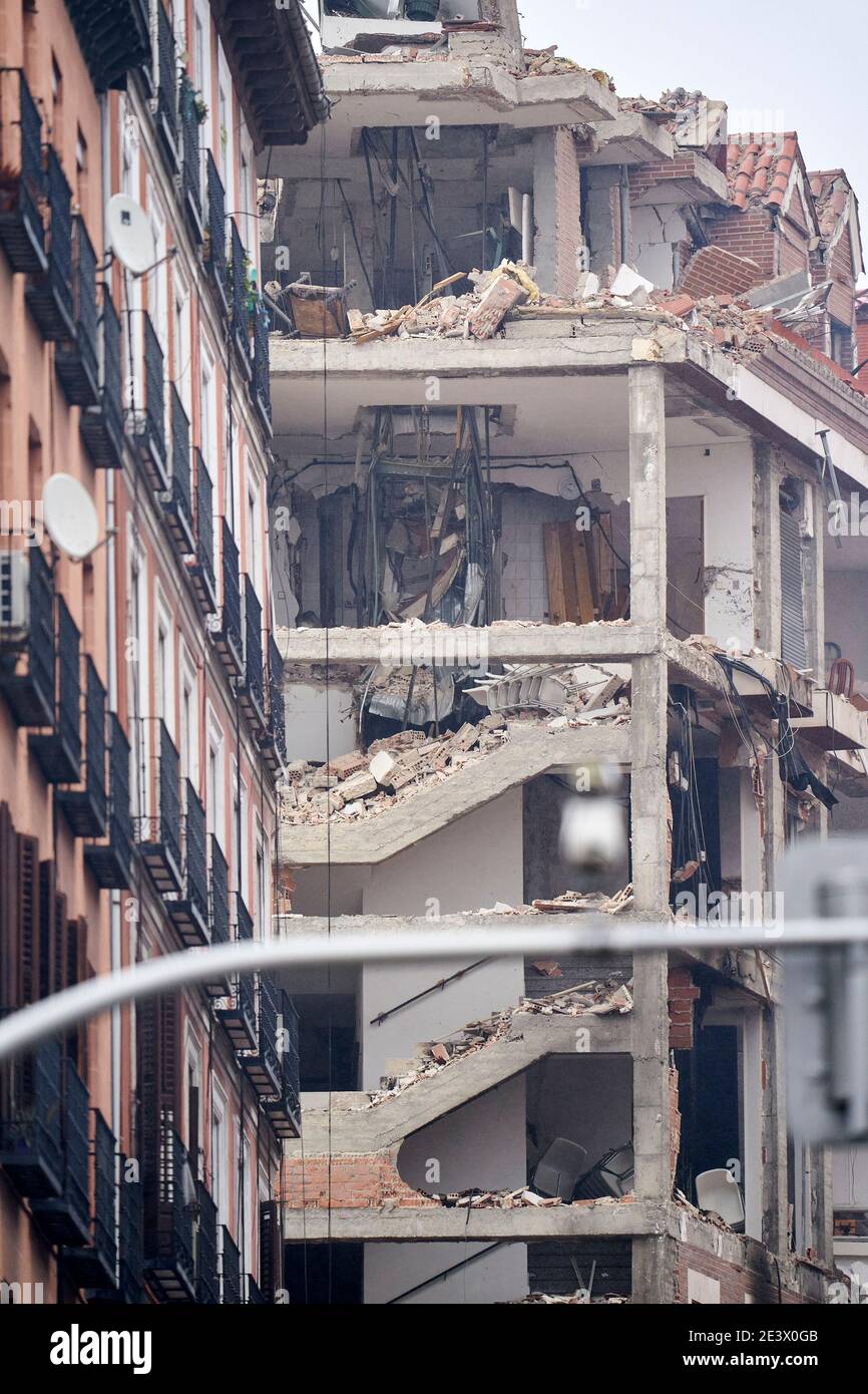 Madrid, Spagna. 20 gennaio 2021: Una grande esplosione di gas fa esplodere un edificio a Calle Toledo il 20 gennaio 2021 a Madrid, Spagna. Almeno, ci sono tre vittime confermate dell'esplosione. Credit: A. Meca/Alfa Images/Alamy Live News Foto Stock