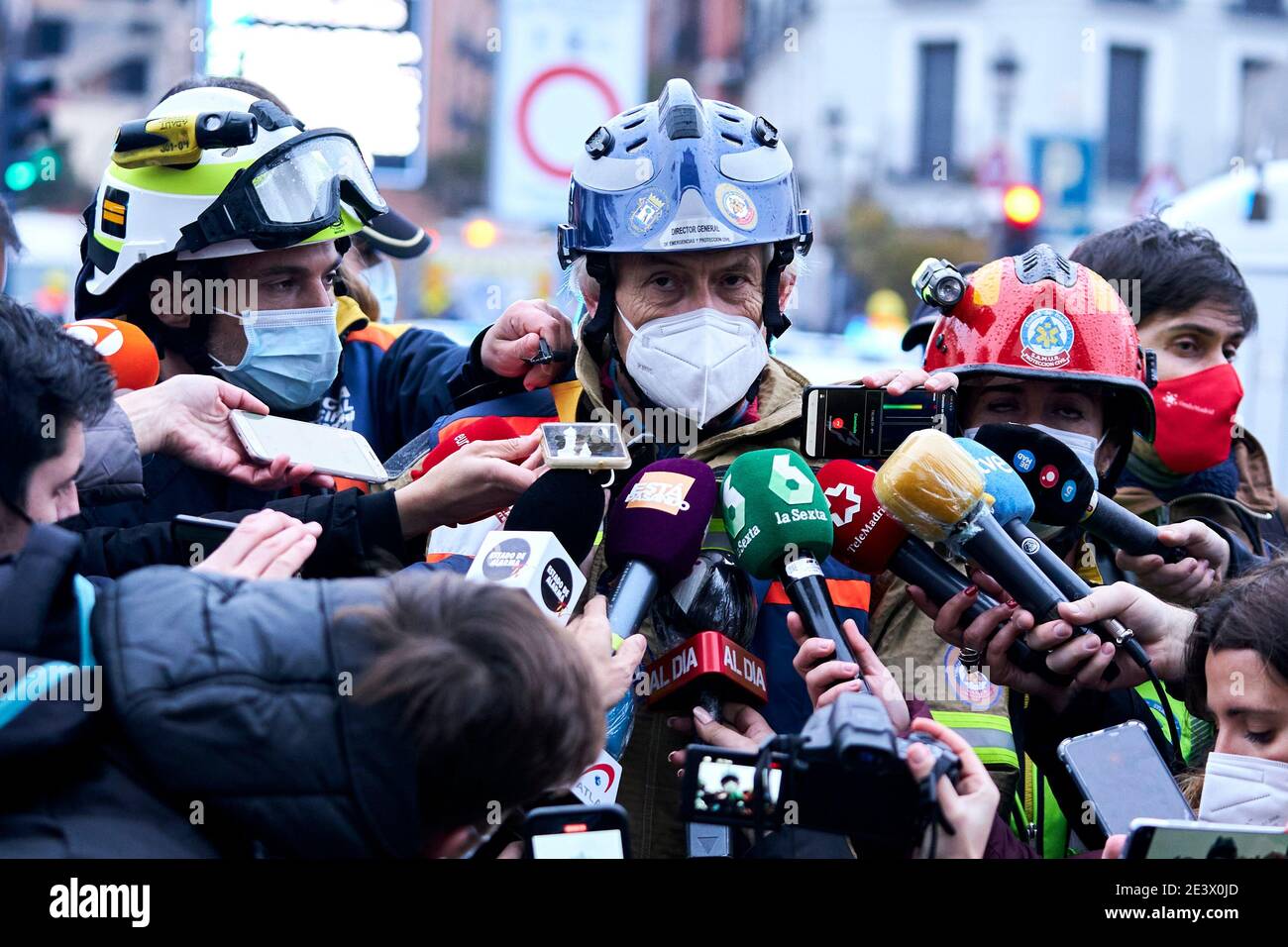 Madrid, Spagna. 20 gennaio 2021: Una grande esplosione di gas fa esplodere un edificio a Calle Toledo il 20 gennaio 2021 a Madrid, Spagna. Almeno, ci sono tre vittime confermate dell'esplosione. Credit: A. Meca/Alfa Images/Alamy Live News Foto Stock