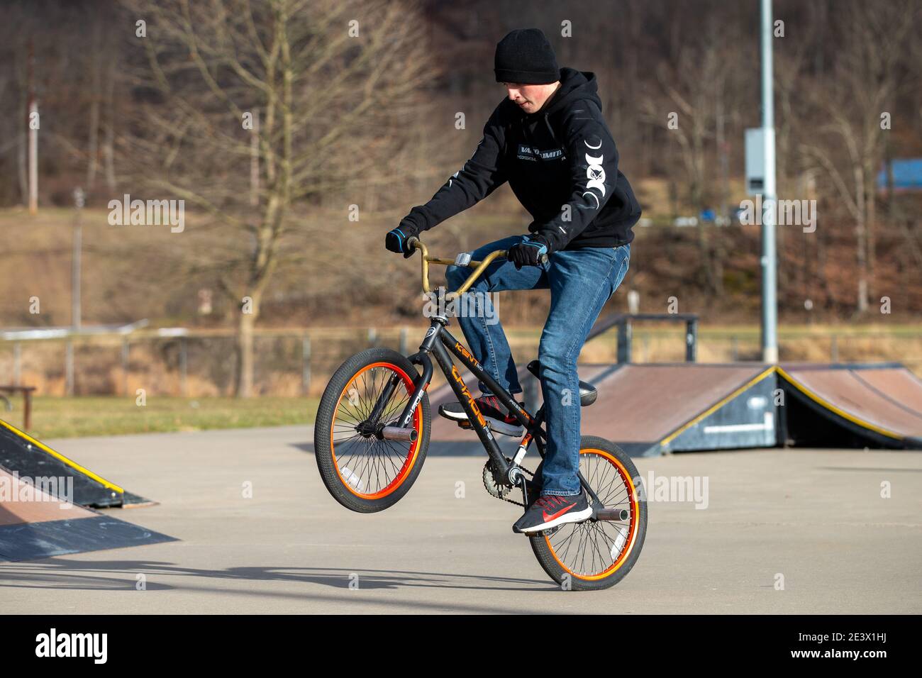 Sunbury, Stati Uniti. 20 gennaio 2021. Noah, di quindici anni, si esibisce in biciclette al Sunbury Skate Park.Sunbury è una città con una popolazione di circa 9,400 abitanti, che si trova a circa 50 km a nord di Harrisburg lungo il fiume Susquehanna. Credit: SOPA Images Limited/Alamy Live News Foto Stock